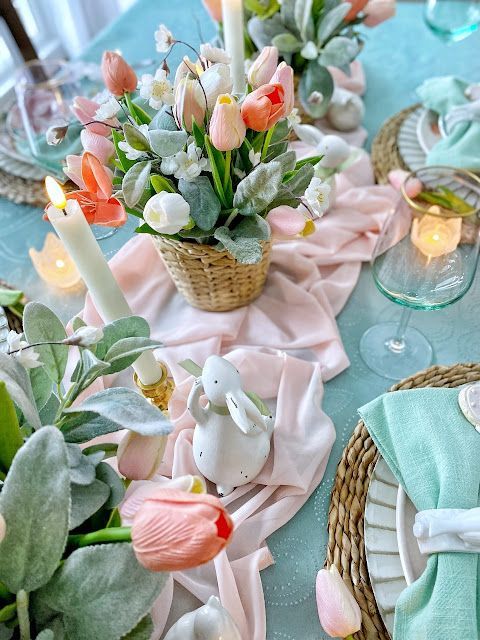 Vacker påskdukning i pastell med tulpaner och ljus.